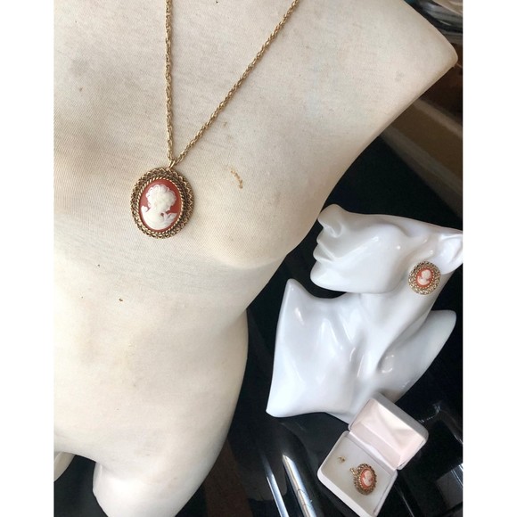 Vintage Statement Cameo Necklace & Earrings Set Gold Chain Resin 1970 - Picture 3 of 12